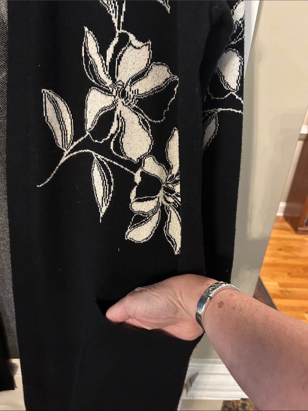 Tahari Black Open-Front Cardigan with White/Cream Floral design - Picture 4 of 4